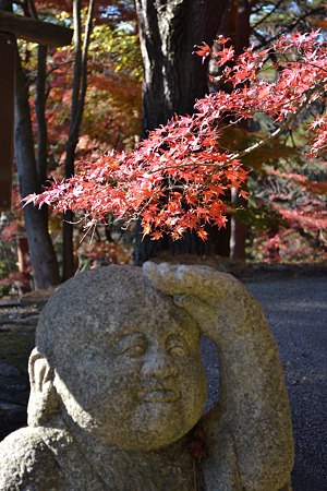 紅葉を眺めるお地蔵さん