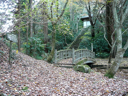 大師堂へ続く橋