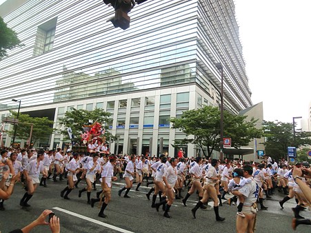 博多祇園山笠「集団山見せ」～東流