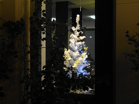 窓辺のクリスマスツリー