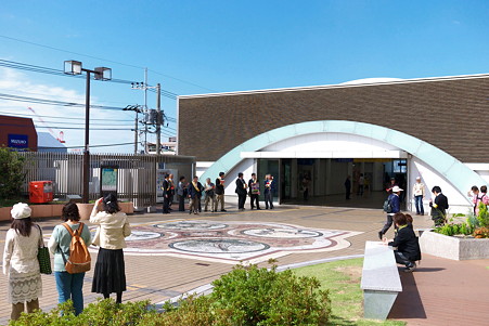 2011.10.04　駅　赤い羽根募金　始まる