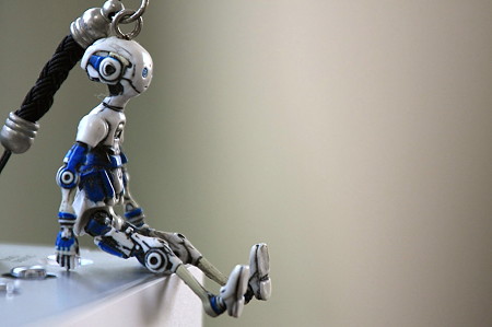 2012.01.18　机　携帯ストラップはロボット