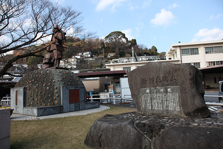 土肥氏館跡・土肥實平並びに夫人像 - 3