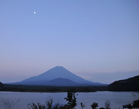 月と精進湖2