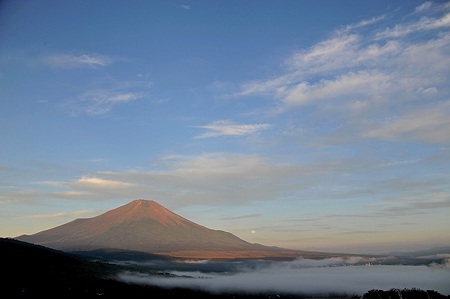 三国峠の赤富士と満月2