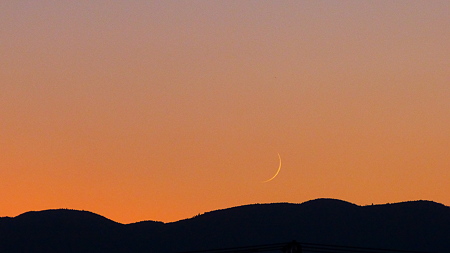 夕焼けに月