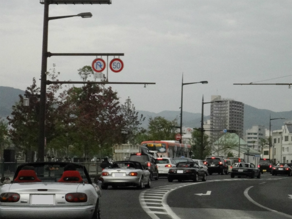列を成して駐車場を出る