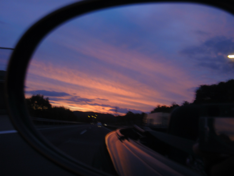 徐々に色が変わっていく夕焼けの風景