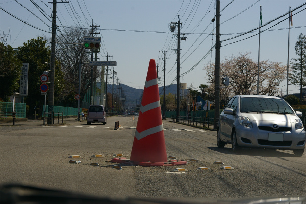 交差点の真ん中にある巨大コーン