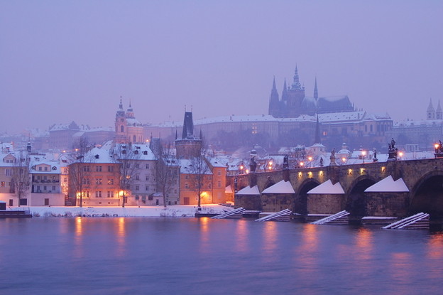 雪のプラハ城